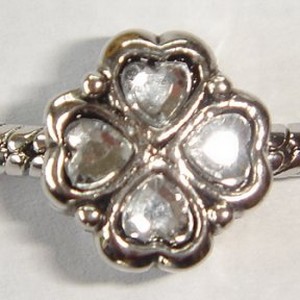 Four-leaf clover with 8 heart zirconia's