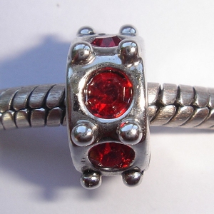 Six angular with red zirconia's, borthstones of januari