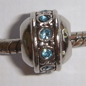 Rond met blauwe zirkonia's, geboortesteentjes maart