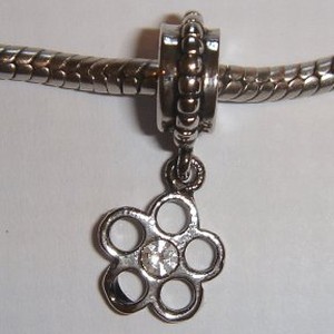 Pendant with flower and white zirconia