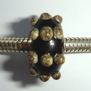 Zwart met zilverigbruine stippen