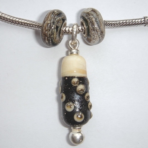 Interchangeable pendant with focal and 2 beads