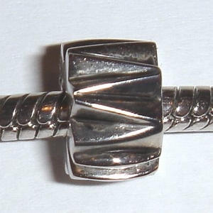 Clip with oblique ribs