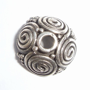 Zilveren kralenkapje met spiralen