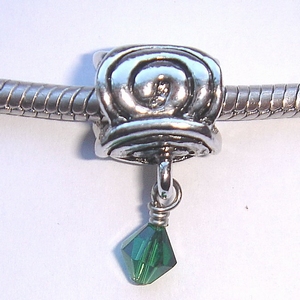 Pendant with green facetted little bead