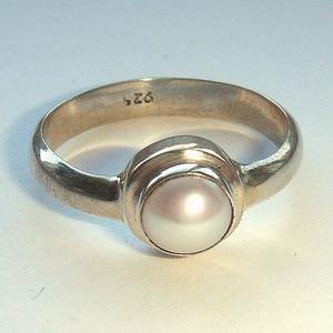 Sterling silver ring with pearl, size 18.5 mm