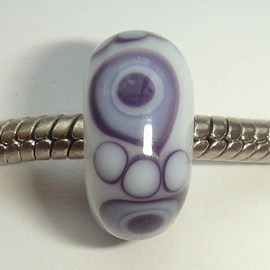 Wit met paarsigblauw en vlekjes