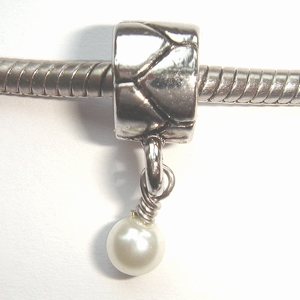 Pendant with pearl, with lines
