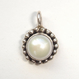 Sterling silver pendant round with pearl and dots