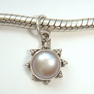Sterling silver pendant with soft pink pearl and points