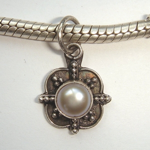 Sterling silver pendant with white pearl, square