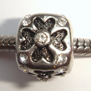 Four-leaf clover with zirconia's