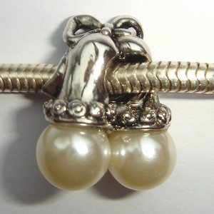 Charm with 2 big pearls