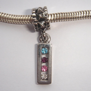 Pendant with little bar with 4 zirconia's