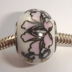 Porselein wit met zwart en roze bloemen