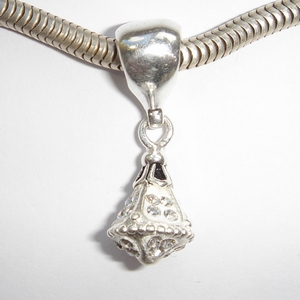 Beautiful pendant with white zirconia's