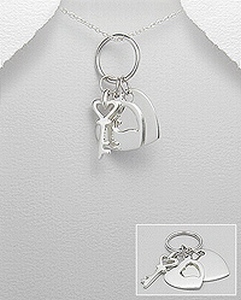 Zilveren hanger met 2 hartjes en een sleuteltje