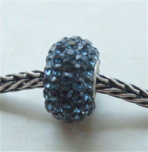 Zilveren bedel met donker blauwe swarovski kristallen