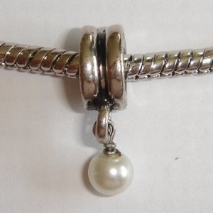 Pendant with little pearl