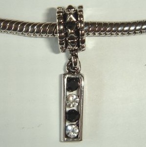 Pendant with bar with 2 black and 2 white zirconia's