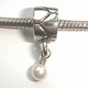 Pendant with pearl, with lines 