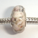 Fossil bead gebroken wit met bruin en licht rozige gloed 