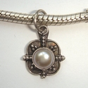 Sterling silver pendant with white pearl, square 