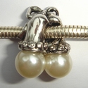 Charm with 2 big pearls 