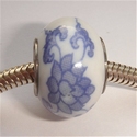 Porselein wit met blauwe trosbloemen en versiering 