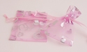 Organza cadeauzakje roze met zilveren hartjes 