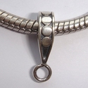 Zilveren ovale, Armadillo style hanger met oogje voor bedel 